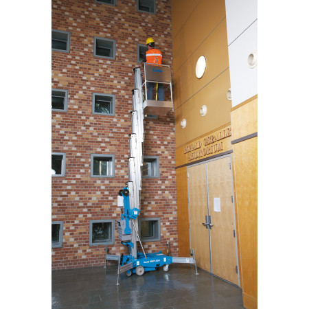 Personenlift Genie AWP 30s im Einsatz