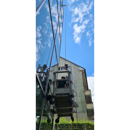 2 Meter langer Arbeitskorb ohne Seilwickler an Aussenfassade