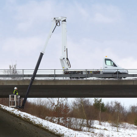 Mit der Arbeitsbühne kann bis zu 3.50 m unter Flur gearbeitet werden.