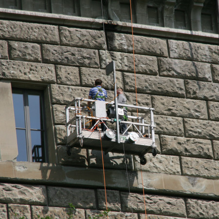 2 Meter langer Arbeitskorb mit Seilwickler an Aussenmauer