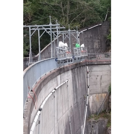 Zwei 4 Meter Bühnen an hohen Auslegern