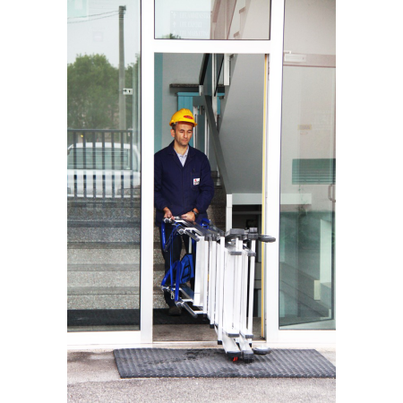 Verticalement, il passe les portes étroites grâce à la roulette fournie.