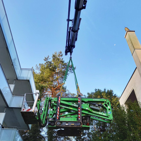 Die Goldlift Raupenarbeitsbühne mittels Kran zum Einsatzort gehievt