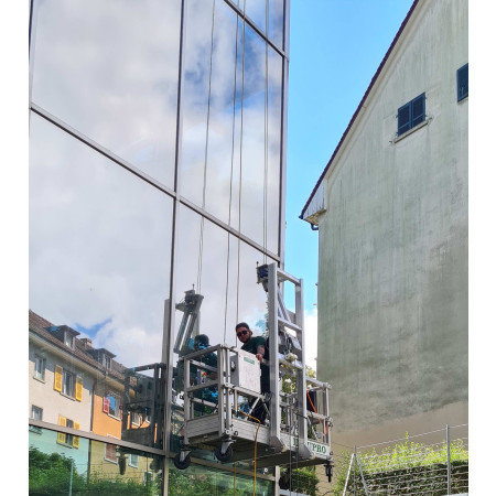 2 Meter langer Arbeitskorb ohne Seilwickler an Aussenfassade