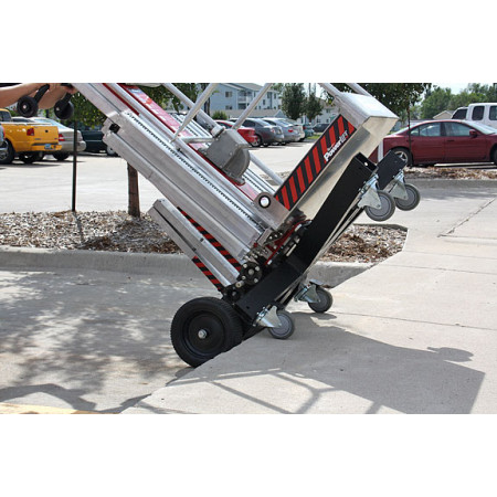 Absätze und Treppen mit den 30 cm grossen Transporträdern bewältigen