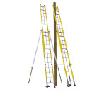 Links: Leiter an Wand mit seitlichen Stützen (Option), Rechts: Leiter an Mast mit Seilverspannung